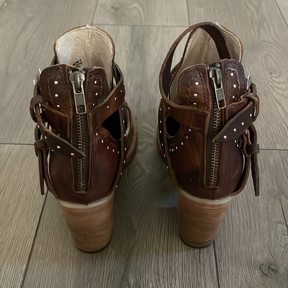 Freebird by Steven Rainbow Studded Buckle Straps Leather Ankle Boots Sz:9 Cognac - Picture 10 of 13